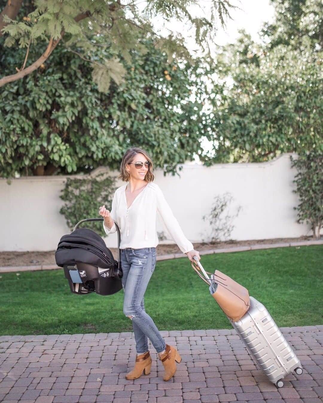 nunaさんのインスタグラム写真 - (nunaInstagram)「Travel plans this holiday weekend? @micaelajprince makes traveling with baby look easy by using our PIPA™ infant car seat. No matter where your travels take you–PIPA provides ultimate comfort and protection for little lives, every which way you may decide to take them in. ✈️🚕 PC: @kelseypasma *PIPA shown in Caviar https://www.nuna.eu/pipa  #Nuna #Nuna_US #PIPA #Travel #lifestyle #travelwithbaby #memorialdayweekend #MDW  #memorialday」5月22日 0時00分 - nuna_usa