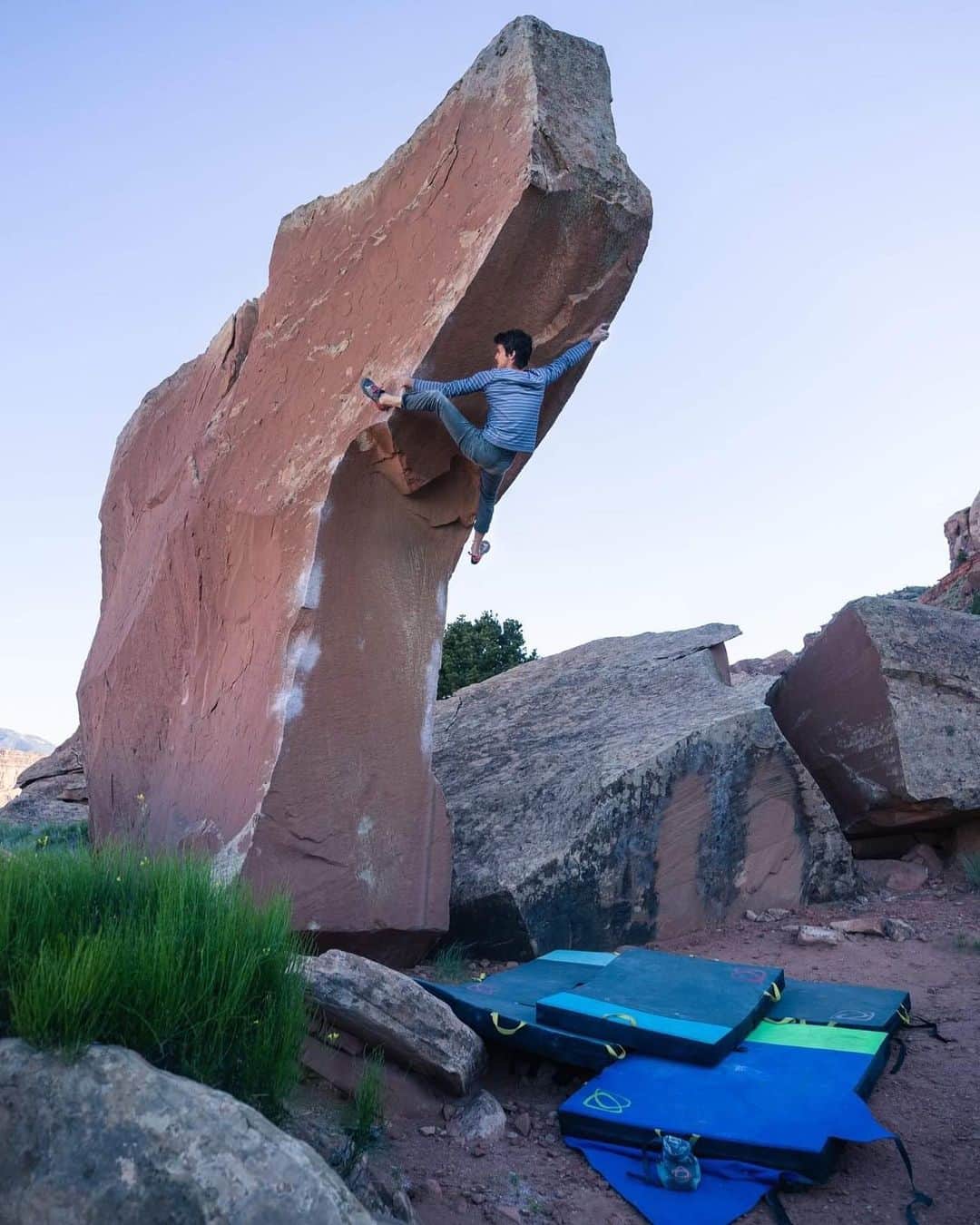 ポール・ロビンソンのインスタグラム：「Best in show aka Air wolf 🐺 video is online!  Peep 👀 it on the YouTube channel. Hope you all like it 🙌🙌 link is in the bio. Great shot by @punkaca #bouldering」