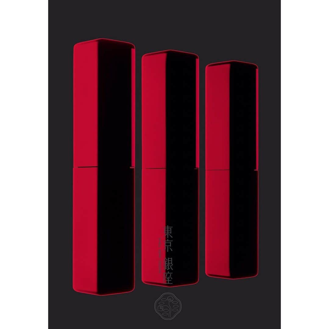 資生堂さんのインスタグラム写真 - (資生堂Instagram)「Our makeup poster series “Black and Red” has been honored with two gold awards at The One Show for Posters and Photography in the Design category, as well as a silver in Print & Outdoor.  The One Show is one of the world’s three major award shows that celebrate creativity in advertising, and this marks the fourth year in a row that #shiseido has been awarded. Creative Director Masaki Hanahara attended the ceremony in New York to receive the awards.  Poster Design: Masaki Hanahara Photos: Shotaro Ito  #shiseido #shiseidomakeup #japanesebeauty  @theoneclubforcreativity @masaki_hanahara @shiseido_corp @shiseido」5月22日 0時11分 - shiseido