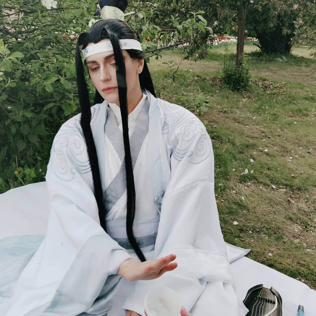 Gesha Petrovichさんのインスタグラム写真 - (Gesha PetrovichInstagram)「Sorry not sorry xD To be honest, serious or pokerface characters for me  it's some kind of contest xD Some backstage just for fun xD Wig : @geshacos #modaozushi #lanwangji #grandmasterofdemoniccultivation #geshacoser」5月22日 0時11分 - petrovichgesha