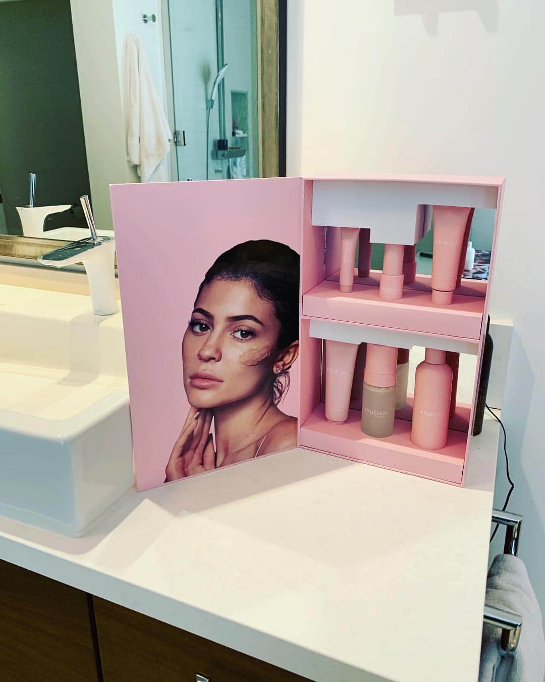 Caitlyn Jennerさんのインスタグラム写真 - (Caitlyn JennerInstagram)「My @kylieskin kit already found its new home in my bathroom. Congrats @kyliejenner」5月22日 0時11分 - caitlynjenner