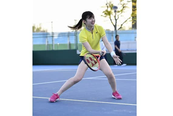 佐藤朱さんのインスタグラム写真 - (佐藤朱Instagram)「スマッシュ最新号、発売中です🎾✌️ . 連載「TENIGO!」 今回は浪速高等学校・浪速中学校テニス部さんを訪問させて頂きました！！ . 団結力があって積極性があって、本当に明るく楽しい部活でした！ ぜひ、読んでね〜！！ #テニス  #スマッシュ」5月22日 0時19分 - akari_miyagi