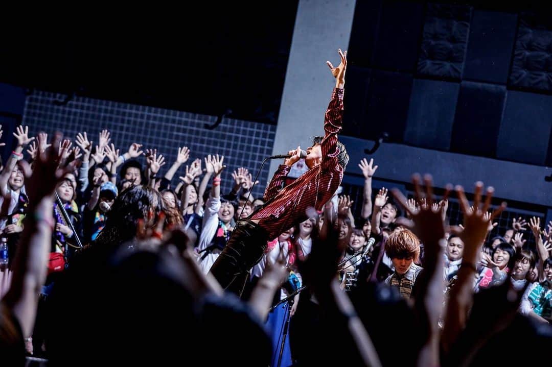 米田貴紀のインスタグラム：「今日分かったけど、地ベタリアンはヤバい！フロアライブと夜の本気ダンスの組み合わせはアガる要素しかない。 大阪まだ今からでも参加できるそうですよ👍 photo  by 祥子ちゃん #夜の本気ダンス  #地ベタリアン #川崎citta」