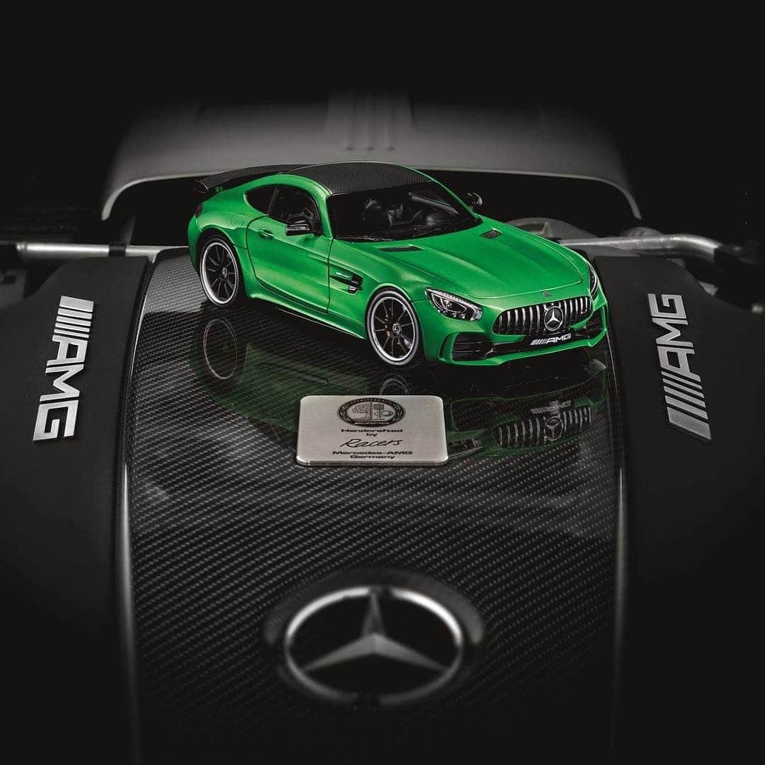 メルセデス・ベンツさんのインスタグラム写真 - (メルセデス・ベンツInstagram)「The Mercedes-Benz model cars will set your pulse racing in the same manner as their big brothers do! The miniature cars will make every car lover's day and will be a perfect addition to their private collection or as a nice gift for your loved ones. Click for more! [Mercedes-AMG GT R | Kraftstoffverbrauch kombiniert: 12,4 l/100km | CO₂-Emissionen kombiniert: 284 g/km | http://mb4.me/nefz]  #Mercedes #MercedesBenz #MBClassic #mercedesofinstagram #ClassicCar #Car #Carsofinstagram #InstaCar #DreamCar #MBCar #thebestornothing」5月22日 0時20分 - mercedesbenz