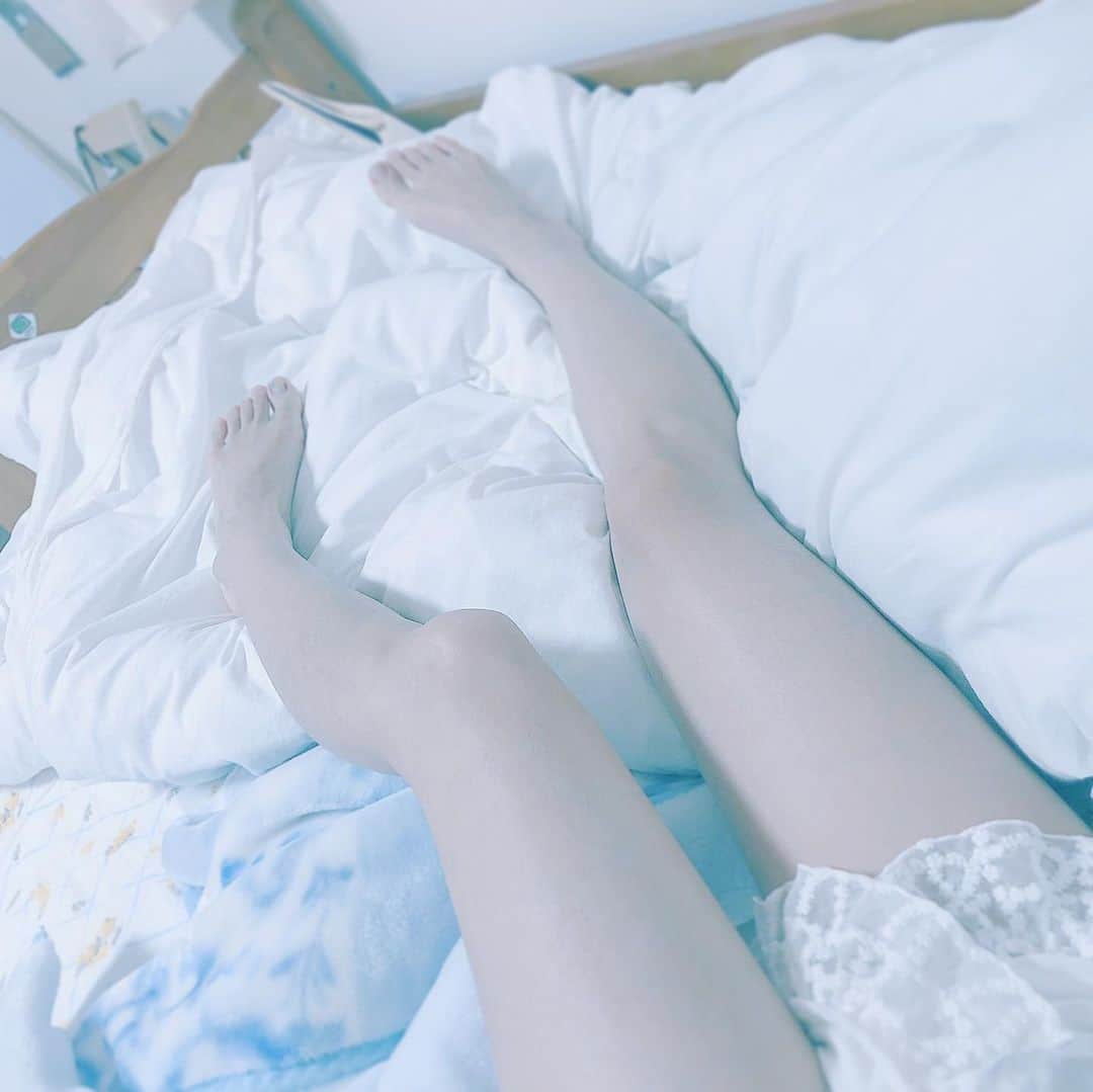 木村仁美さんのインスタグラム写真 - (木村仁美Instagram)「踊ることのできる脚 歩くことができる脚。  持て余さないで、ステップを。  #今日の青い」5月22日 0時21分 - chami_cat