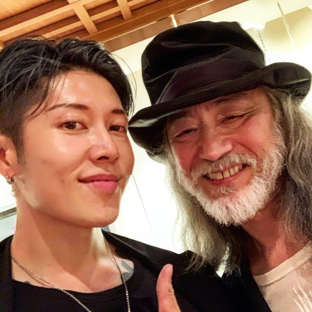 雅-MIYAVI-さんのインスタグラム写真 - (雅-MIYAVI-Instagram)「My man Meisyu Fukamachi’s art exhibition at @tokyoamericanclub. It’s not painted but they are all made with pieces of tiny papers he cut and pastes. I dunno about art much but I just love the sun he draws since I feel an explosion of life. Congrats Meisyu!!!!!!!!!!!! Big respect. 古くからの友人でもあり素晴らしいアーティスト、深町めいしゅう氏の個展へ。全部ペイントではなく、細かく切った紙を貼りつけて作られています（！）アートの事はあまり詳しくないんだけど、僕は彼の描く、ほとばしるほどの生への欲求と爆発を感じる太陽が大好きだ。改めておめでとう、めいしゅう！！！！👏🏻👏🏻😃🖼」5月22日 0時22分 - miyavi_ishihara