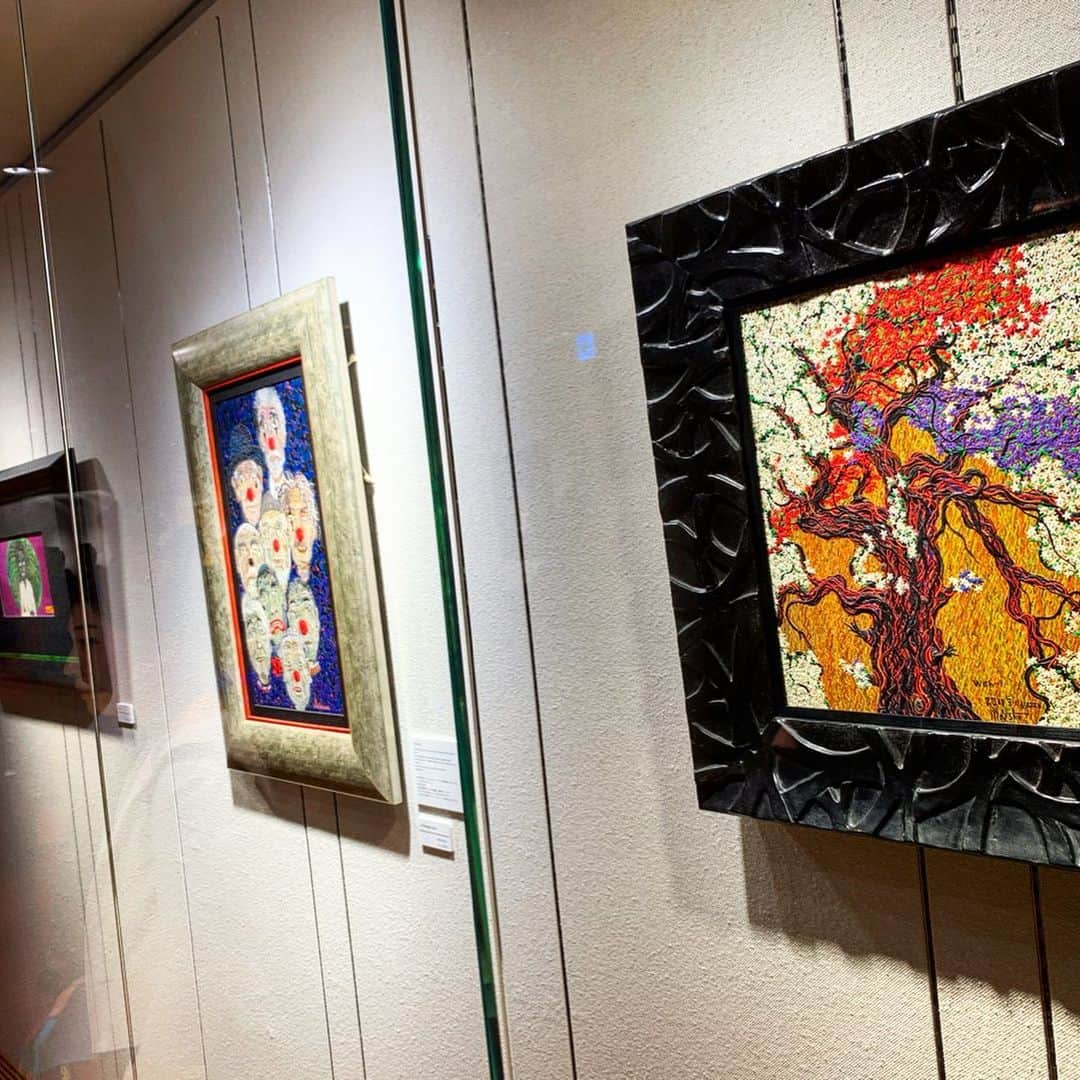 雅-MIYAVI-さんのインスタグラム写真 - (雅-MIYAVI-Instagram)「My man Meisyu Fukamachi’s art exhibition at @tokyoamericanclub. It’s not painted but they are all made with pieces of tiny papers he cut and pastes. I dunno about art much but I just love the sun he draws since I feel an explosion of life. Congrats Meisyu!!!!!!!!!!!! Big respect. 古くからの友人でもあり素晴らしいアーティスト、深町めいしゅう氏の個展へ。全部ペイントではなく、細かく切った紙を貼りつけて作られています（！）アートの事はあまり詳しくないんだけど、僕は彼の描く、ほとばしるほどの生への欲求と爆発を感じる太陽が大好きだ。改めておめでとう、めいしゅう！！！！👏🏻👏🏻😃🖼」5月22日 0時22分 - miyavi_ishihara