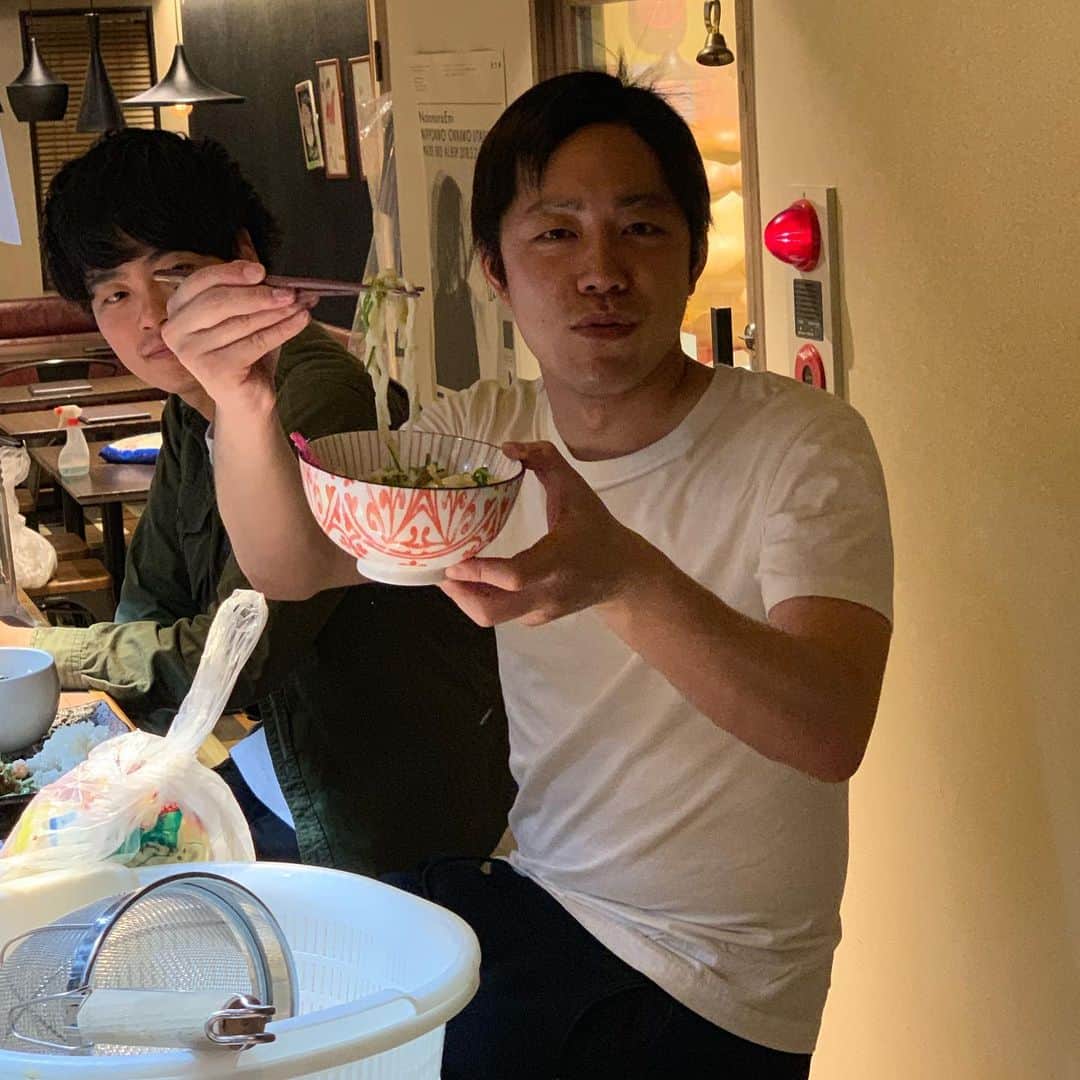 池田真一のインスタグラム：「しげみうどんのごぼ天うどん有難い事に完売致しました！ 皆さんありがとうございました！ しげみうどんもありがとう！ 次は冷やしうどんしてもらいます！」