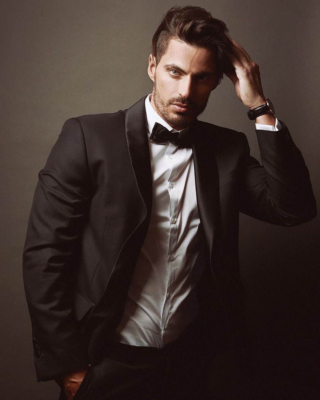 のインスタグラム：「#Repost @ipmoreno ・・・ Que lo que busques... te busque. . . 📸 : @dondykriga . 👔 : @jesusreyestv @coolhuntingmadrid @garciamadrid . . . . . . . . . . . . #art #model #fashion #menstyle #style #men #mensfashion #menswear #model #tflers #modahombre #look #mensstyle #menfashion #haircut #barberlife #instafashion #me #barbershop #hairstyle #menshair #man #picoftheday #fashionista #barber #fashionblogger #instagood #spain #modelphotography #ootd」