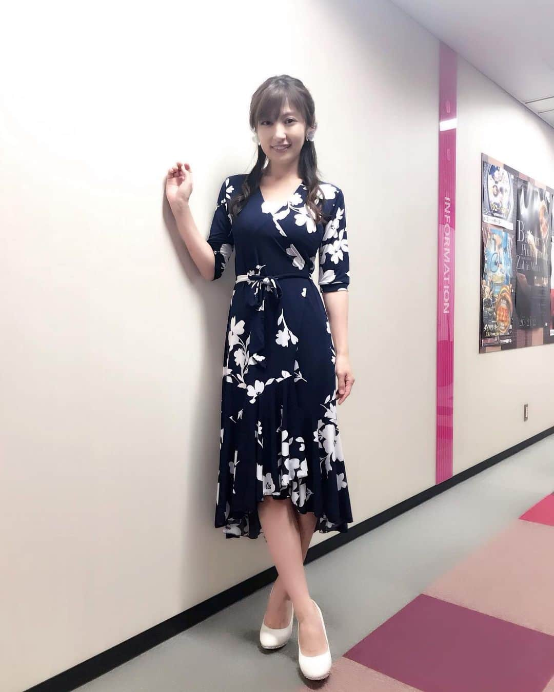 熊田曜子さんのインスタグラム写真 - (熊田曜子Instagram)「お仕事で着たお洋服だよ👗 女性らしい曲線を出してくれる カシュクールワンピ💓 授乳も出来るし 歩くと裾が揺れて綺麗なの♡ 柔らかい素材でシワになりにくいから 今度の旅行にも持って行く予定✨  #ワンピース #衣装 #洋服 #fashion  #ootd #仕事」5月22日 0時31分 - kumadayoko