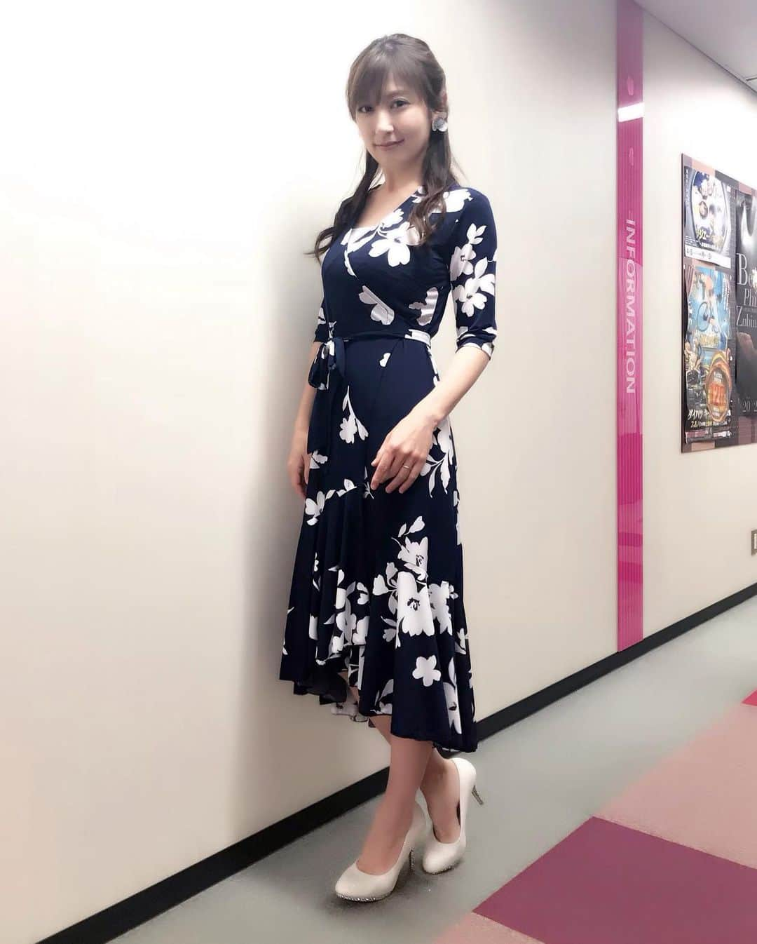 熊田曜子さんのインスタグラム写真 - (熊田曜子Instagram)「お仕事で着たお洋服だよ👗 女性らしい曲線を出してくれる カシュクールワンピ💓 授乳も出来るし 歩くと裾が揺れて綺麗なの♡ 柔らかい素材でシワになりにくいから 今度の旅行にも持って行く予定✨  #ワンピース #衣装 #洋服 #fashion  #ootd #仕事」5月22日 0時31分 - kumadayoko