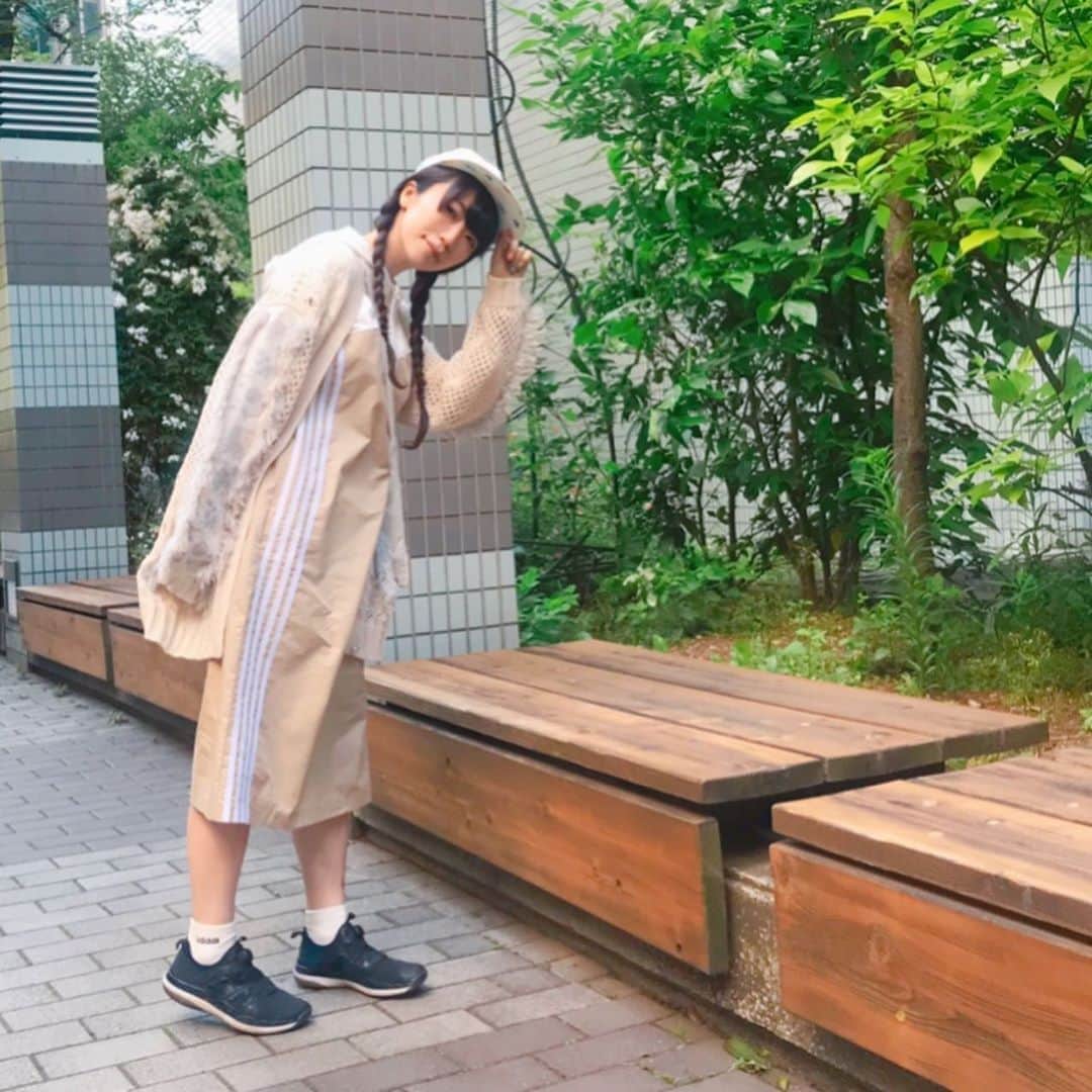 ぱいぱいでか美のインスタグラム：「ベージュってあんま着てこなかった色だけど最近いきなり挑戦してみてる…！ ꙳ #onepiece #candystripper  #cardigan #rurumu #cap #littlesunnybite  #sacoche #musette #helloproject #俺はインスタグラマーになりてぇ ꙳ スポーティーなデザインが大好物なので Candyのワンピースは即決だったんだけど ベージュにしたのは私的にはなかなかの挑戦でした…！ 一緒にいった絵恋ちゃんとゆっきゅんに相談してベージュにしてみたのよ〜 rurumu:のカーディガンはデザインがとても繊細で遠目で見ても可愛くて近くで見るといろんなディテールが鮮やかでめちゃくちゃお気に入り！ これも普段だったらブラックにするけど、佳苗さんに相談してアイボリーにしたのでした❤︎ キャップは大好きだからいろんなの持ってるけどこういうモノグラム的なのは持ってなかったから新鮮だ〜 サコッシュはハロプロFC会員特典の❤︎めちゃ便利！ . 年を重ねるごとに自分というものが確立されていくからこそ 新しいことってめんどかったりするけど 服もそうだし何事も果敢にやっていきたい所存。。 6月末の舞台も初挑戦ですしね…！ 最近は稽古頑張ってます……！」