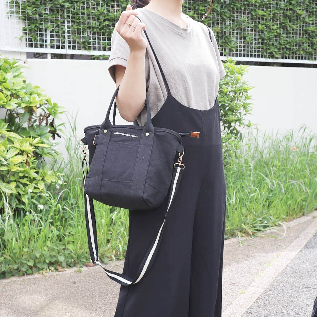 Eri Satoさんのインスタグラム写真 - (Eri SatoInstagram)「light khaki×blacksコーデ · tops @museco_jp pants: @salus_official bag: @barnyardstorm · 月曜のコーデ 息子の遠足だったので動きやすく😋 去年の遠足では泣いて先生に抱っこされてたので不安でしたが今年は大丈夫でした🤣 · トップスはワッフル素材で着やすい♪ ミューズコー( @museco_jp )でお得にGETできたよー✨ ·  バッグはなんと、バンヤードストームのブランドムック本の付録！！ もうね、クオリティーにびっくり😂✨ これ展示会の時に置いてなかったっけ？ってぐらい。 内ポケットもあるし、ペットボトルも入るよ♪ ショルダーにもなるし使いやすいのでぜひチェックしてみてね💕 · blogも書いたので @satoeri626 のトップのURLから見てね👀 · #mamagirl#locari#コーディネート#ママコーデ#ママファッション #プチプラ#プチプラコーデ #親子リンクコーデ#親子リンクコーデ愛好家#親子#読者モデル#読モ#ママモデル #l4like #instagood#outfit #simple#サロペット #coordinate#fashion#遠足コーデ#museco#ミューズコー#バンヤードストーム#バンカジ#barnyardstorm#ムック本」5月22日 0時33分 - satoeri626