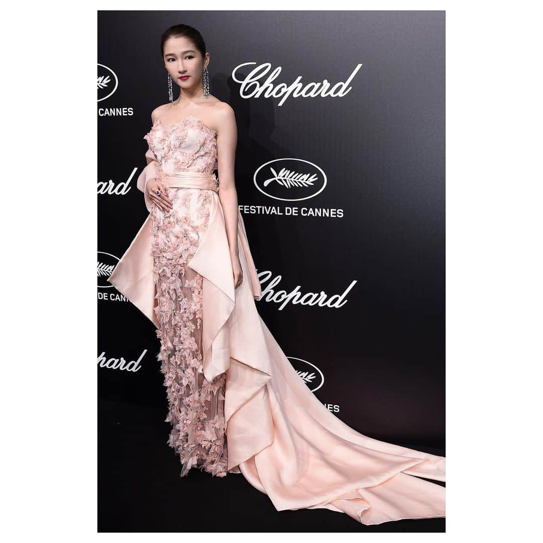 ジャンニヴェルサーチさんのインスタグラム写真 - (ジャンニヴェルサーチInstagram)「Guan Xiaotong attends the 2019 Cannes Film Festival in a blush pink silk tulle dress enriched with Swarovski crystal embroidered ivy leaves. The look is complemented by a silk organza overskirt. #AtelierVersace #VersaceCelebrities #Cannes2019」5月22日 0時35分 - versace