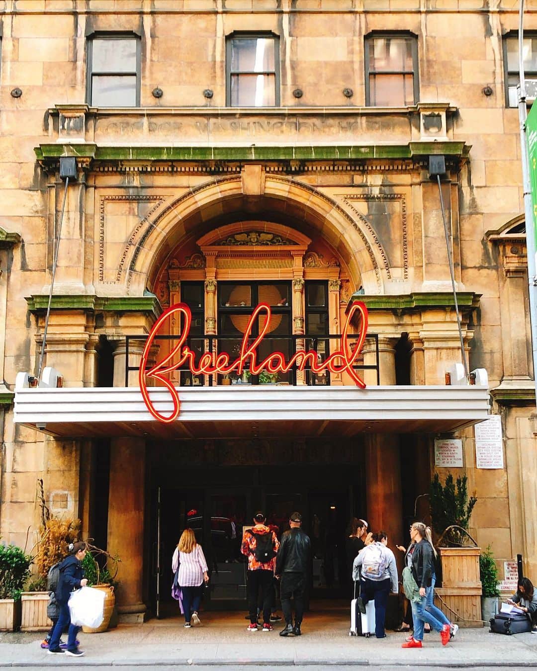 のインスタグラム：「#hotel #nyc #freehandhotelnyc #インテリア素晴らしい #rooftop #アイディアいっぱい」
