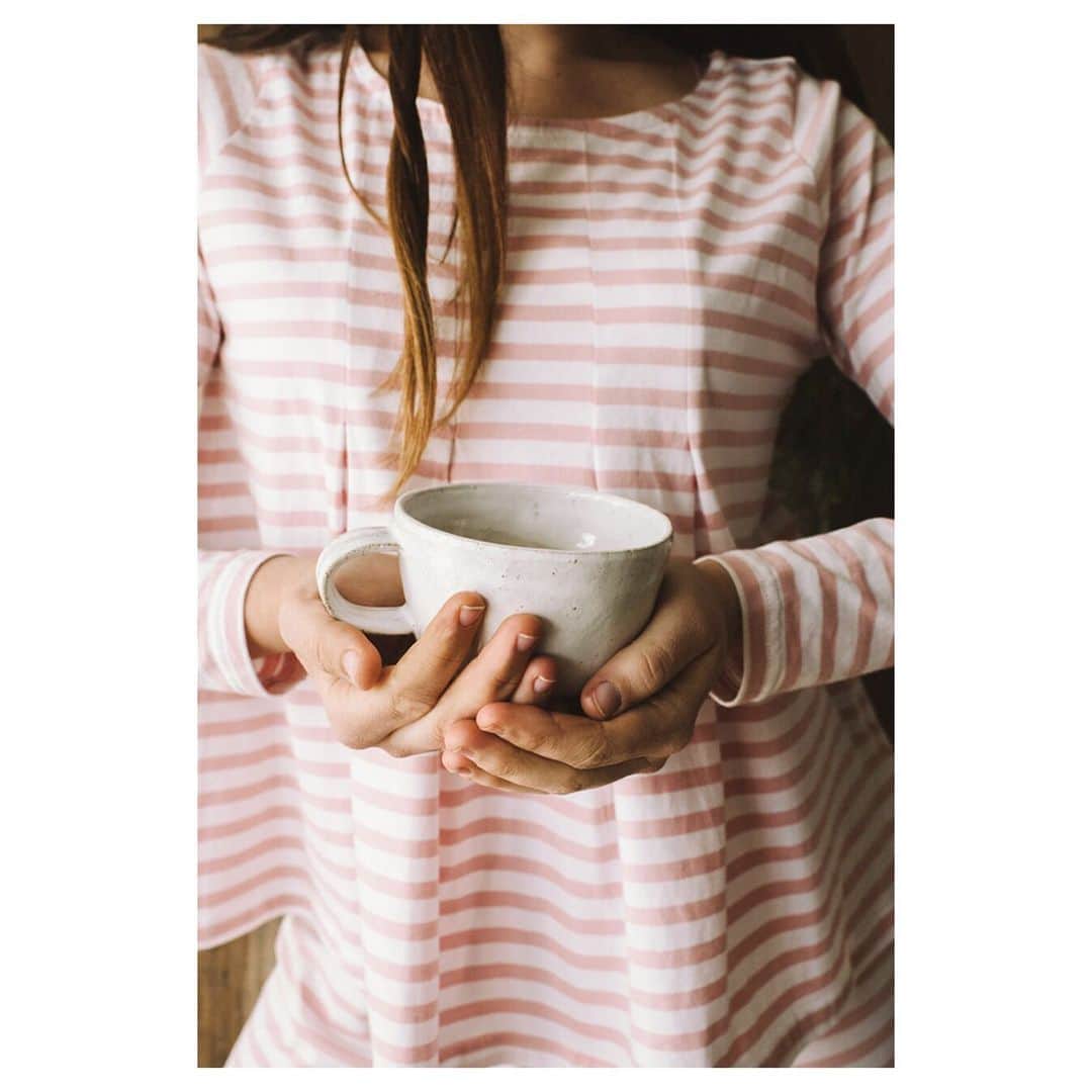 キャベジズ&ローゼズのインスタグラム：「Thea and Sympathy ☕️😁💕 Made from the softest organic cotton, the Thea shirt is pretty, pleated and just perfect #organicfashion #consciousclothing #pinkshirt #slowfashionmovement #stripedcottonshirt #haulternative #lovethislook #pleatedshirt #cabbagesandroses #cabbagesandrosesfashion @christina_strutt @cabbagesandroses_shop 👆Link In Bio👆」