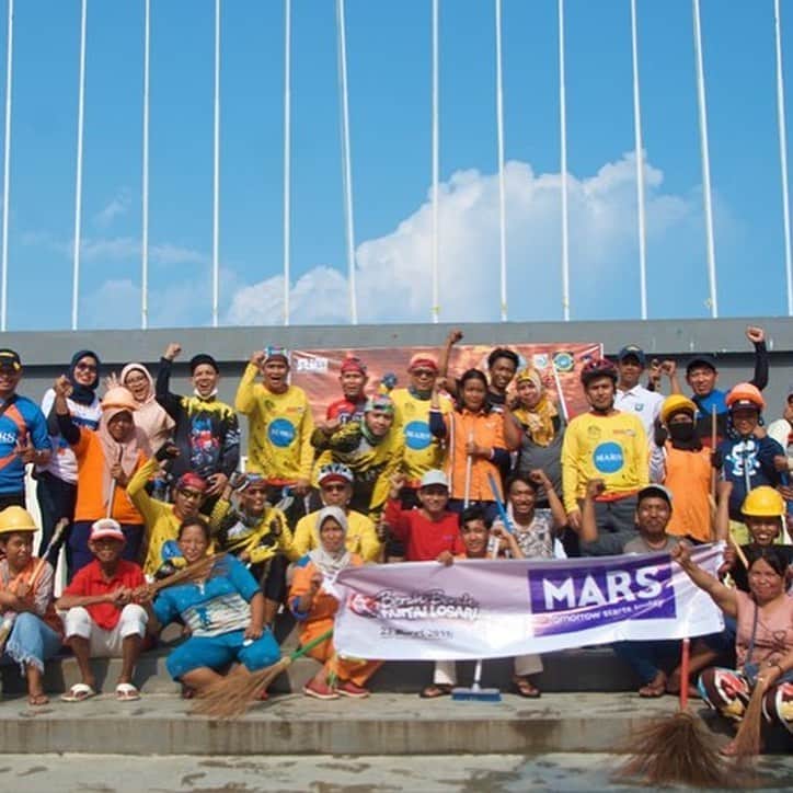 Marsさんのインスタグラム写真 - (MarsInstagram)「We’re inspired by our Mars Indonesia Associates who are taking everyday action toward the world we want tomorrow. Our Associates recently helped plant 200 trees and collected 1 ton of garbage from the beach in Makassar. #TomorrowStartsToday🇲🇨🌳🌊」5月22日 0時46分 - marsglobal