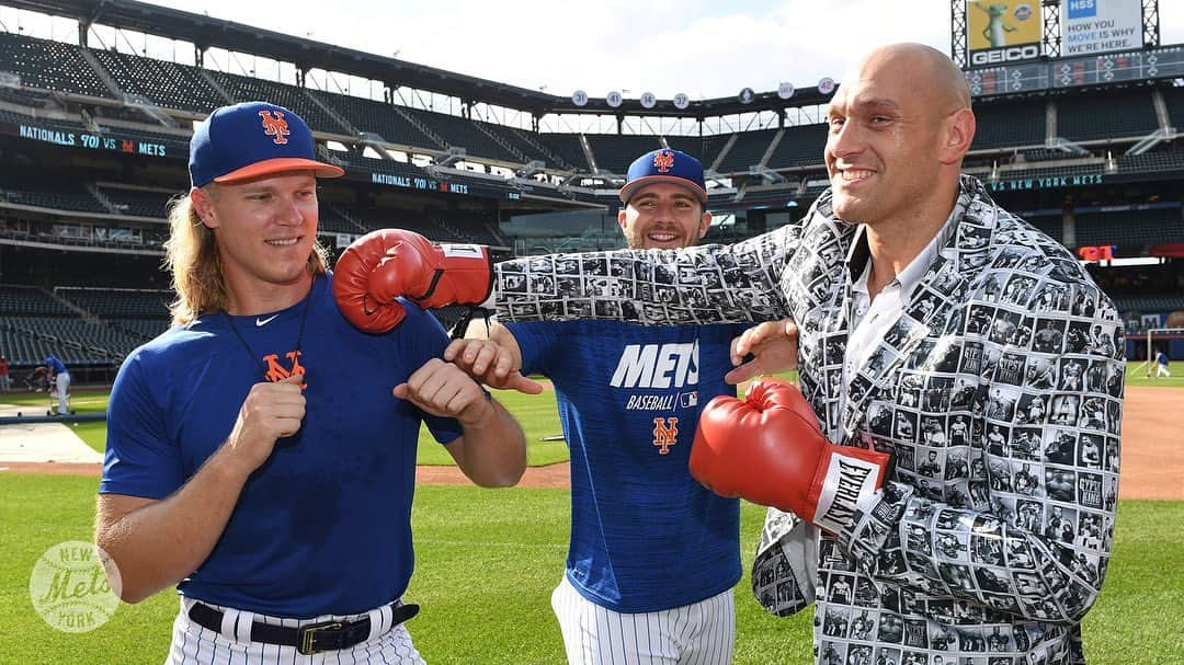 ニューヨーク・メッツさんのインスタグラム写真 - (ニューヨーク・メッツInstagram)「1⃣9⃣8⃣6⃣ 👉 2⃣0⃣1⃣9⃣  @nsyndergaard and @pistol_pete20 recreated this iconic photo with @gypsyking101. 🥊」5月22日 0時46分 - mets