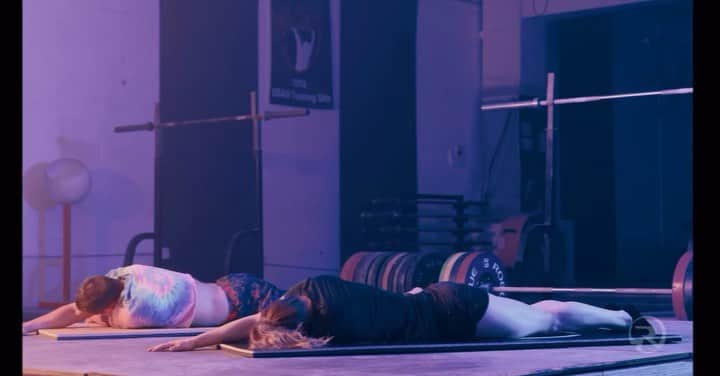 マッティ・ロジャーズのインスタグラム：「I really tried my best ok - - - We’re on todays @romwod aaaaaaandddd Sean barely survives the poses in a crop top & I pretty much lose it :,) (sorry @theryryschultz) Link in bio to sign up.」