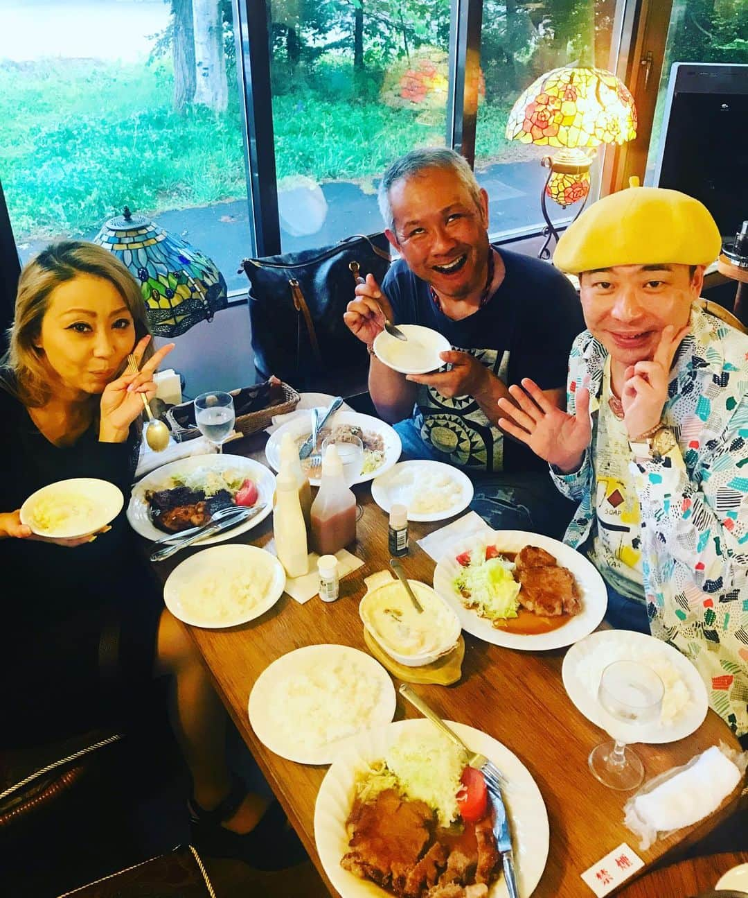 美川憲二さんのインスタグラム写真 - (美川憲二Instagram)「札幌の老舗洋食レストランで 歌真呂兄さん、倖田未來さんに 誕生日のお祝いをして貰っちゃいました😋🍴🎂🎉🎉🎉🎉🎉🎉🎉🎉 「とわいらいと」さんの ポークソテーにハンバーグ、海老グラタンにと かなり美味しかったです〜😋👍👍👍 歌真呂兄さん、倖田未来さん、ありがとうございまーす💕💕💕💕💕 #とわいらいと  #札幌老舗洋食屋 #誕生日会  #歌真呂 #倖田未來 #ものまね」5月22日 0時57分 - mikawakenji