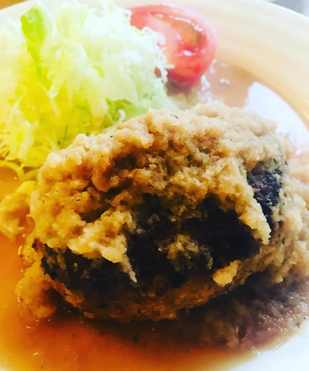 美川憲二さんのインスタグラム写真 - (美川憲二Instagram)「札幌の老舗洋食レストランで 歌真呂兄さん、倖田未來さんに 誕生日のお祝いをして貰っちゃいました😋🍴🎂🎉🎉🎉🎉🎉🎉🎉🎉 「とわいらいと」さんの ポークソテーにハンバーグ、海老グラタンにと かなり美味しかったです〜😋👍👍👍 歌真呂兄さん、倖田未来さん、ありがとうございまーす💕💕💕💕💕 #とわいらいと  #札幌老舗洋食屋 #誕生日会  #歌真呂 #倖田未來 #ものまね」5月22日 0時57分 - mikawakenji