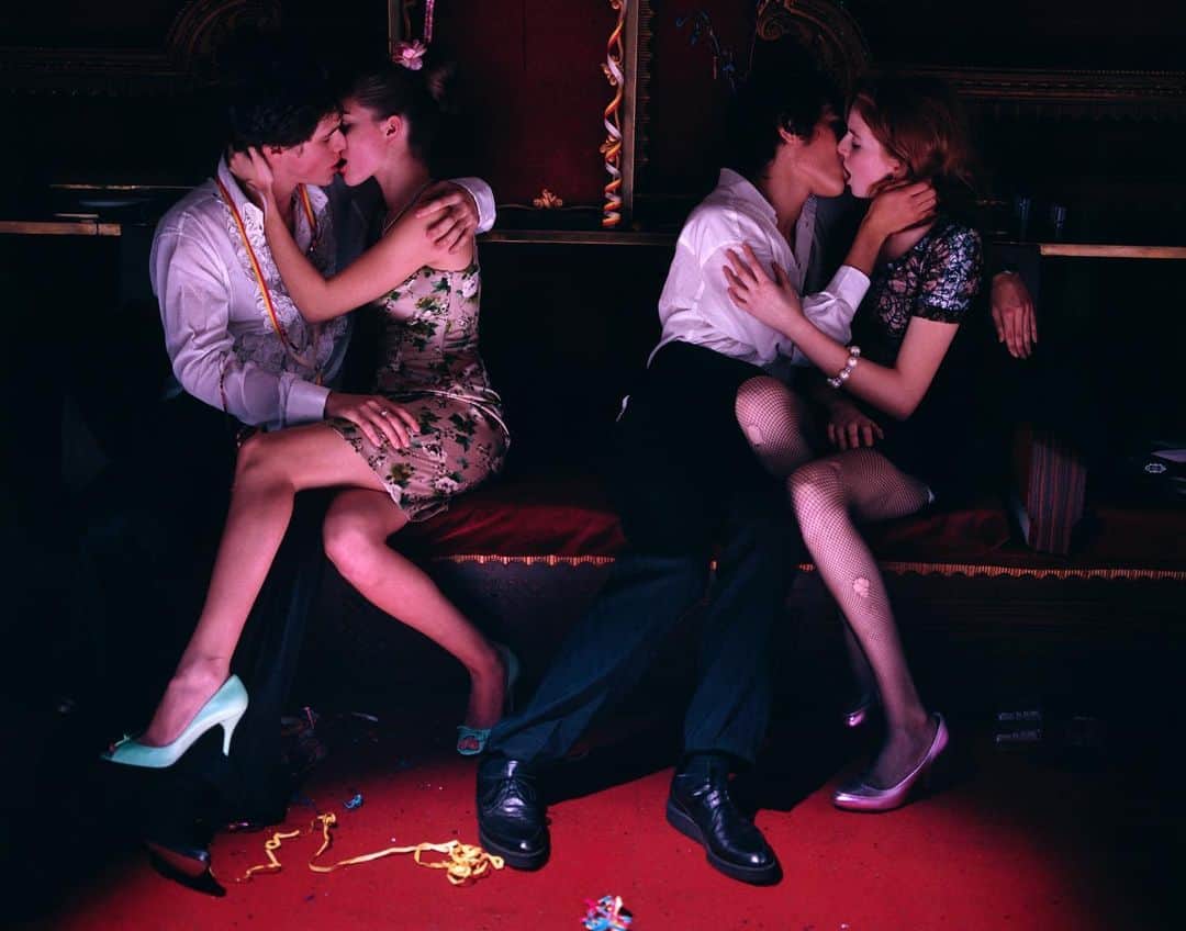 カーター・スミスのインスタグラム：「💋 OH YES SHE DID 💋 I’ve done a lot of kissing pictures over the years. On this job I remember asking which of the girls felt comfortable doing this picture - then let them pick the boy they wanted to kiss. It was toward the end of a long two day shoot and little micro relationships were definitely in place. Little conflicts. Crushes. It felt VERY “high school” (but in a good way).」