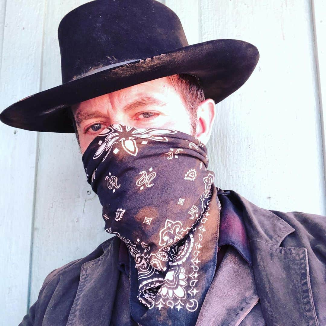 ギャレット・ディラハントさんのインスタグラム写真 - (ギャレット・ディラハントInstagram)「White male.  6’2”  190 lbs.  Obsessed with cowboy culture.  Overly large hands. Generally friendly, but armed and definitely dangerous when provoked.  Ain’t lookin for a fight but you know he won’t run away.  Loyal to friends.  Fan of butterscotch. (Dental health could be an issue in future). Can be seen June 2nd on @amc_tv and June 3rd on @amctvuk.」5月22日 0時55分 - garretdillahunt