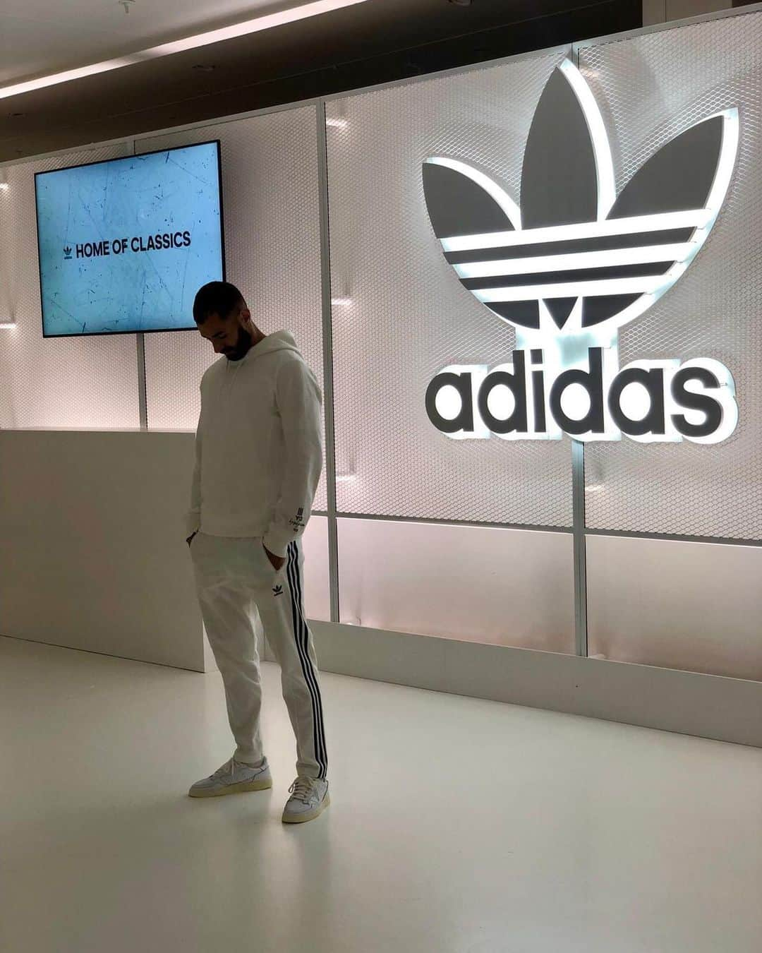 カリム・ベンゼマさんのインスタグラム写真 - (カリム・ベンゼマInstagram)「La historia continúa... #HomeOfClassics  @adidasoriginals @adidasparis」5月22日 0時56分 - karimbenzema