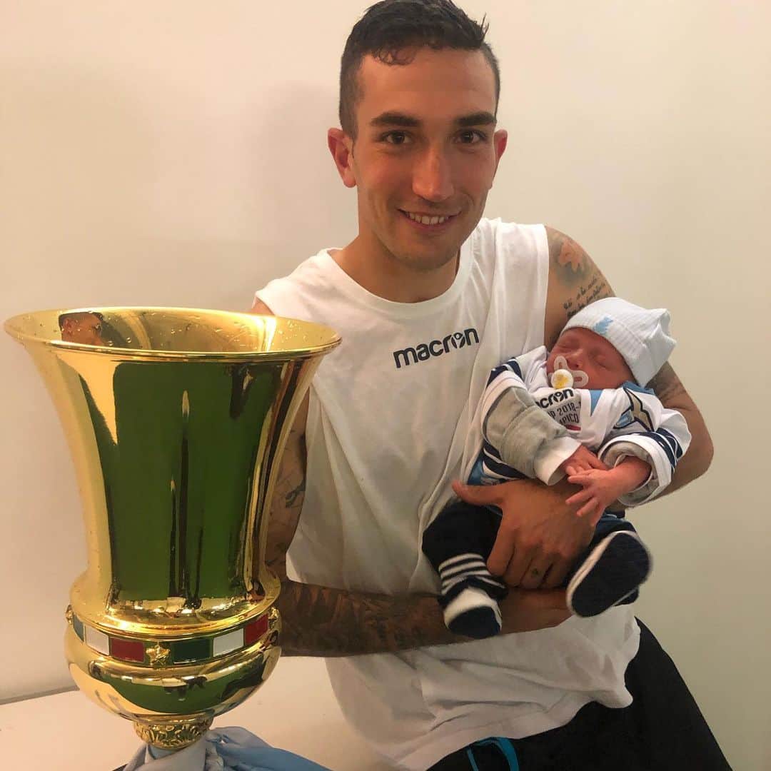 ダニロ・カタルディのインスタグラム：「15 giorni stupendi coronati con la vittoria della Coppa, e la nascita del piccolo Tommy. Cosa chiedere di più?❤️⚽️🏆🥇👪」