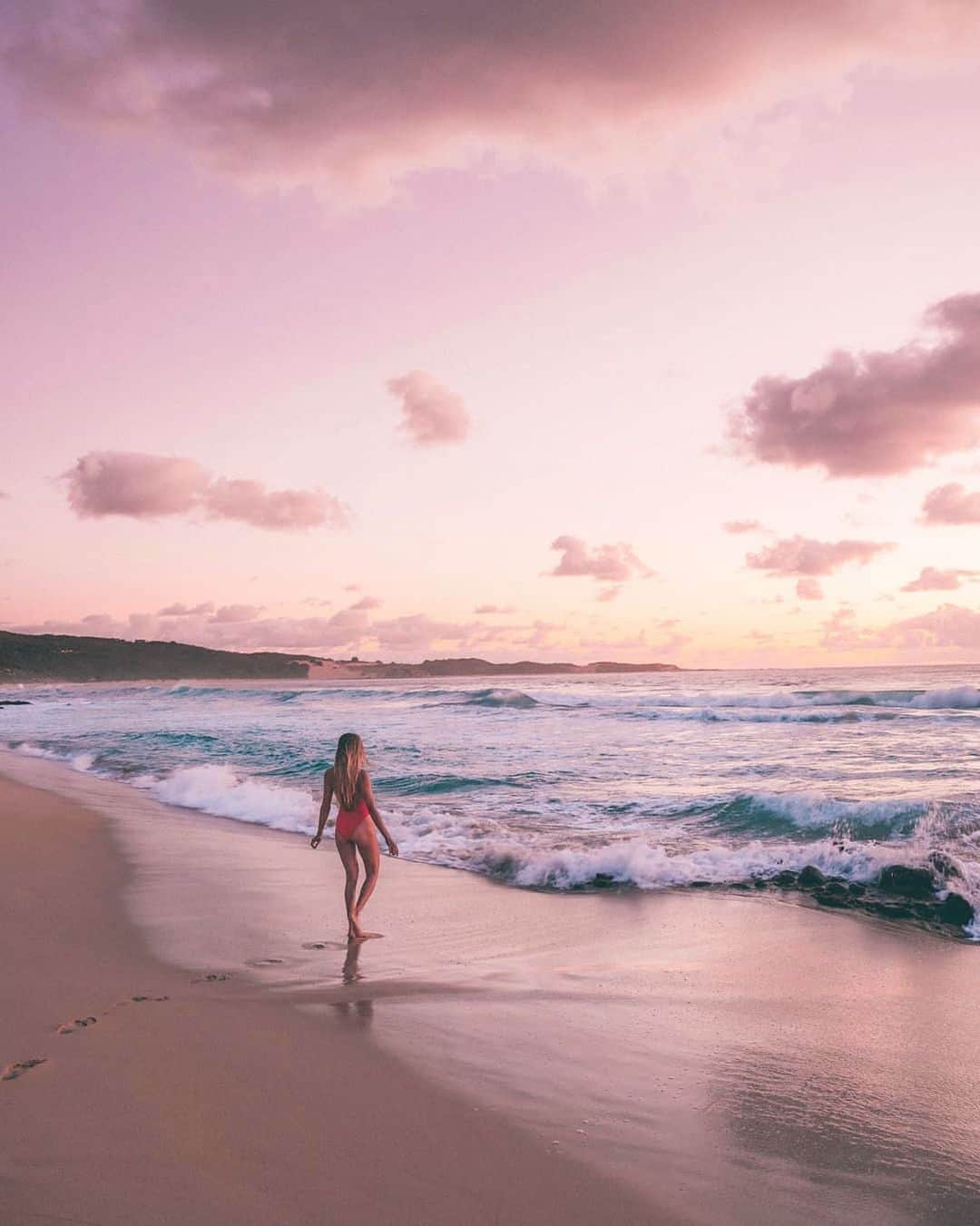 PAUL HEWITTさんのインスタグラム写真 - (PAUL HEWITTInstagram)「Leave only footprints. 👣⚓️ (photo @lene_merle) #getAnchored #paulhewitt __ #beach #beachlovers #oceanlover #sunset #pinksky #summer #travel #maritime #travelphotography #maritime #getaway #ocean #sand」5月22日 1時01分 - paul_hewitt