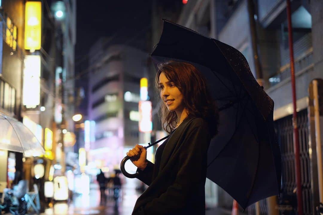 ステファニー・ヨーステンさんのインスタグラム写真 - (ステファニー・ヨーステンInstagram)「Rainy Tokyo Nights ☔️ Photo by @mickymactroy #rainystreets #neon #rainytokyo #umbrella #雨 #東京ポートレート #傘 #雨の夜」5月22日 1時03分 - stefaniejoosten