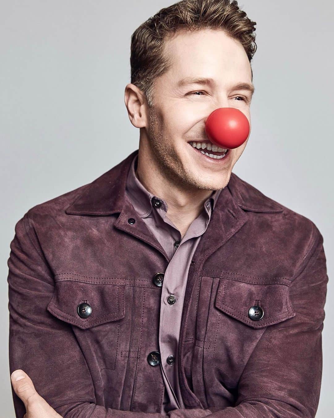 ジョシュア・ダラスのインスタグラム：「#NosesOn to help end child poverty with @rednosedayusa! Grab yours and find out how to get involved at http://rednoseday.org 🔴 @rednoseday this Thursday the 23rd on @nbc!」