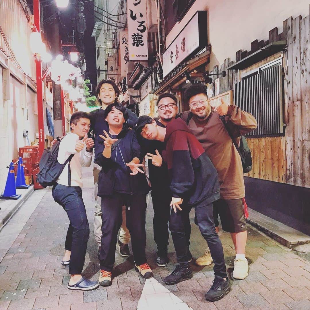 のインスタグラム：「ゲスの極み乙女の課長と飲む約束から発展して、downyまちょさん、skillkillsのスグルくん、スッティー、ceroの義朗さんと写真にいないけどノベンバの吉木と最高に楽しい飲み会でした。次回に続く。」