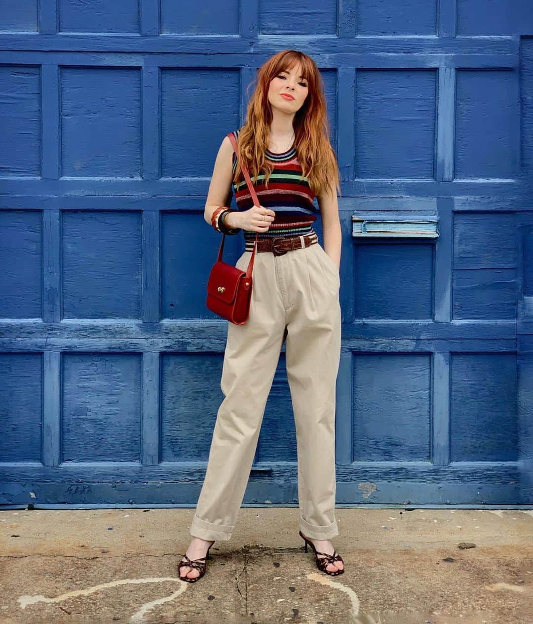 ジェーン・アルドリッジのインスタグラム：「Things I throw on to run errands in erratic weather ft. my favorite big pleated khakis and a funny 70s shrunken sweater vest I found last week 🤘」
