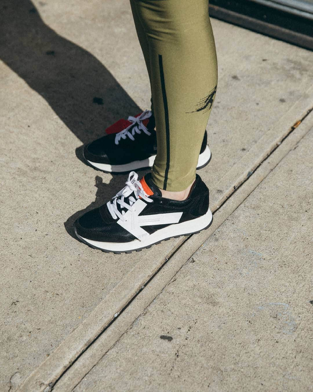 OFF-WHITE C/O VIRGIL ABLOHさんのインスタグラム写真 - (OFF-WHITE C/O VIRGIL ABLOHInstagram)「ss19 women’s Off-White™ c/o @em___pty___gallery black runner sneakers. photography c/o @camhicks_」5月22日 1時10分 - off____white