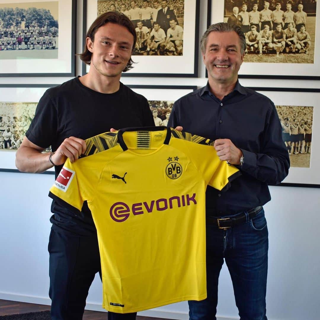 ニコ・シュルツのインスタグラム：「Hallo Leute,  Danke für die vielen Nachrichten und das herzliche Willkommen in der BVB Familie!  Ich freue mich sehr auf den nächsten Schritt in meiner Karriere und auf die neue Aufgabe in Dortmund. Ich bin stolz darauf in der nächsten Saison für den den @bvb09 aufzulaufen und werde für den @bvb09 alles geben.  Bis bald im Signal Iduna Park.  Heja BVB」