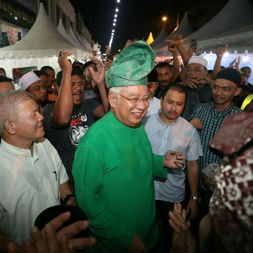 ナジブ・ラザクさんのインスタグラム写真 - (ナジブ・ラザクInstagram)「Tengok gambar pertama. Hensem tak?  Saya pergi bazar tadi.  Dekat Taman Masjid Tanah Ria.  Ramai betul wehhhh.  Tapi sampai sudah tak nampak muka ‘Awak YB ke saya YB’?」5月22日 1時14分 - najib_razak