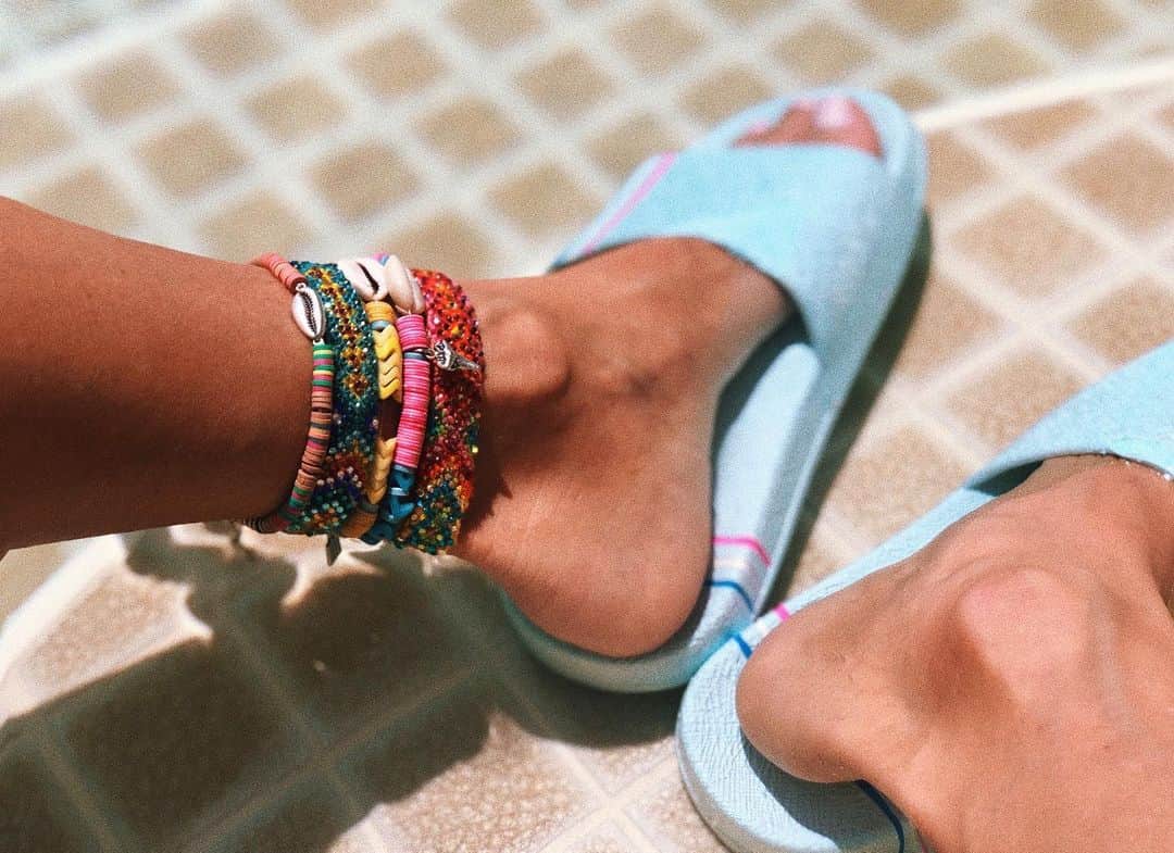 ダニジョーのインスタグラム：「#ankleparty in paradise ☀️ tap to shop @danielleasnyder’s bracelets that can double as anklets #dannijogirls」