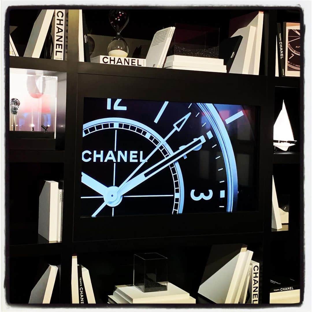 渡邊由貴さんのインスタグラム写真 - (渡邊由貴Instagram)「Chanel J12 special preview event “DECISIVE SECONDS”‼️ tonight‼️ エレガントでスポーティーなデザインの時計は、Gender Fluid で Dignity & Mature なイメージで白色シャツに、”さらりと” 合わせたな〜もちろん、シャネルジャケには最適❣️ クラウディア•シファー 80sはモデルの宝庫だった〜不思議だね〜個性的なスーパーモデルが多く存在する年と、そうでない年〜 #TheNewJ12 #ItsAllAboutSeconds #CHANELWatches @chanelofficial」5月22日 1時16分 - yukiwatanabe788