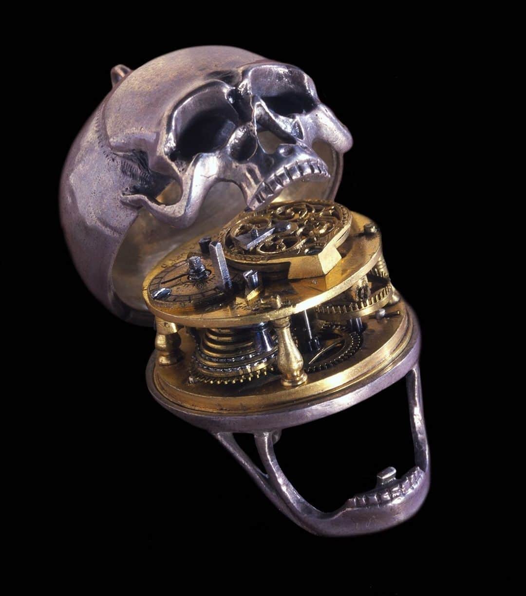 大英博物館さんのインスタグラム写真 - (大英博物館Instagram)「💀⌚️This silver skull is around 4 centimetres tall and contains a miniature watch  It was made in Germany between 1655–1665. There was a fashion for skull watches during the 17th century – they were sometimes inscribed with phrases reminding the owner of the fleeting nature of life, and were used as a ‘memento mori’, or reminder of death.  #BritishMuseum #skull #watch #💀 #Germany #silver #London #UK」5月22日 1時17分 - britishmuseum