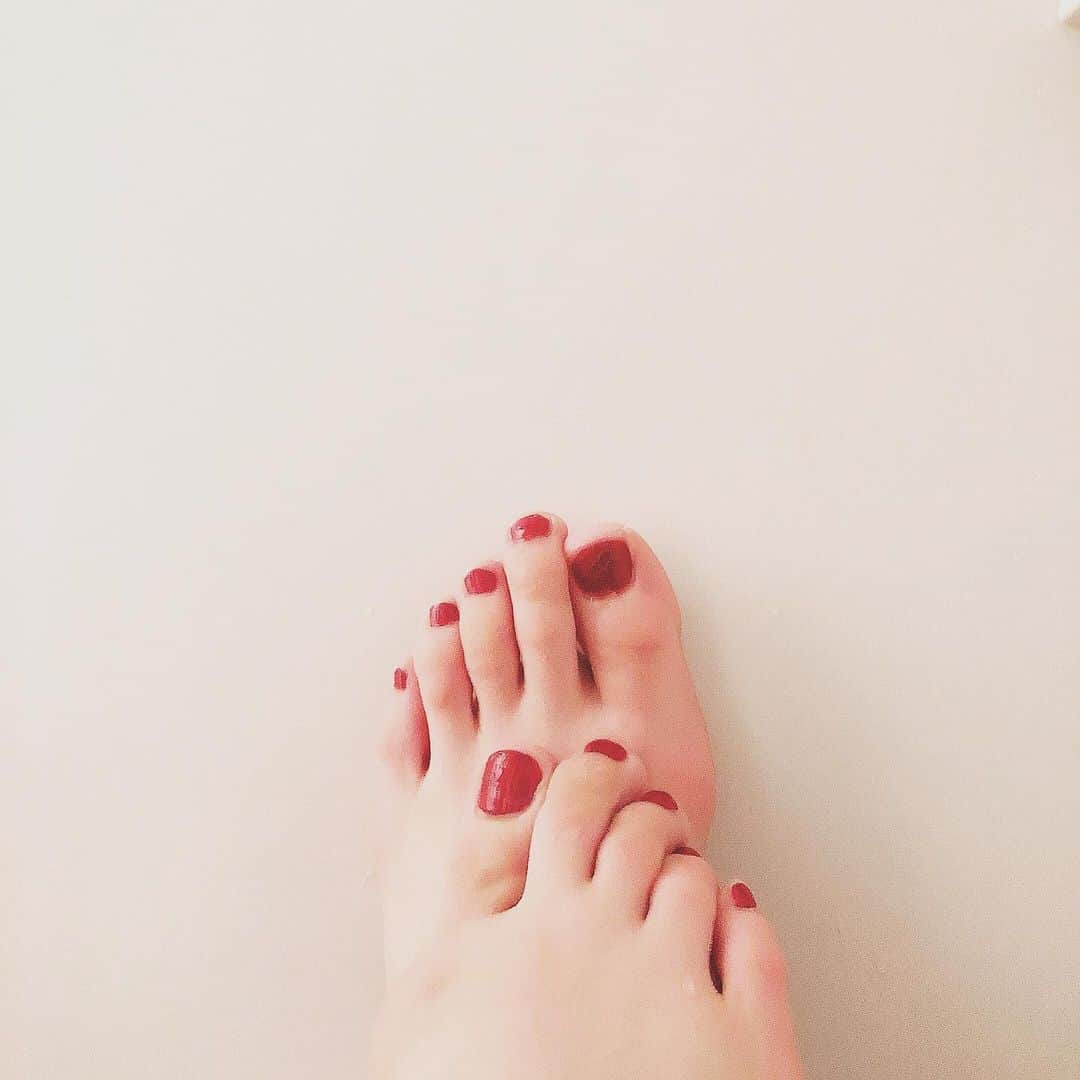 黒田絢子さんのインスタグラム写真 - (黒田絢子Instagram)「💅 . . #nails#nail#red#footnail#ネイル#フットネイル」5月22日 1時21分 - ayakokuroda_official