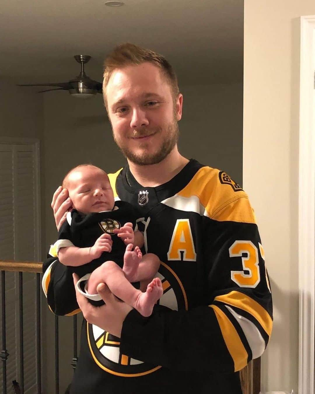 NHLさんのインスタグラム写真 - (NHLInstagram)「The @nhlbruins are undefeated since baby Justin was born on May 2nd. Coincidence? We think not! #StanleyCup #MyPlayoffsMoment (📷 @haileymelless)」5月22日 1時23分 - nhl