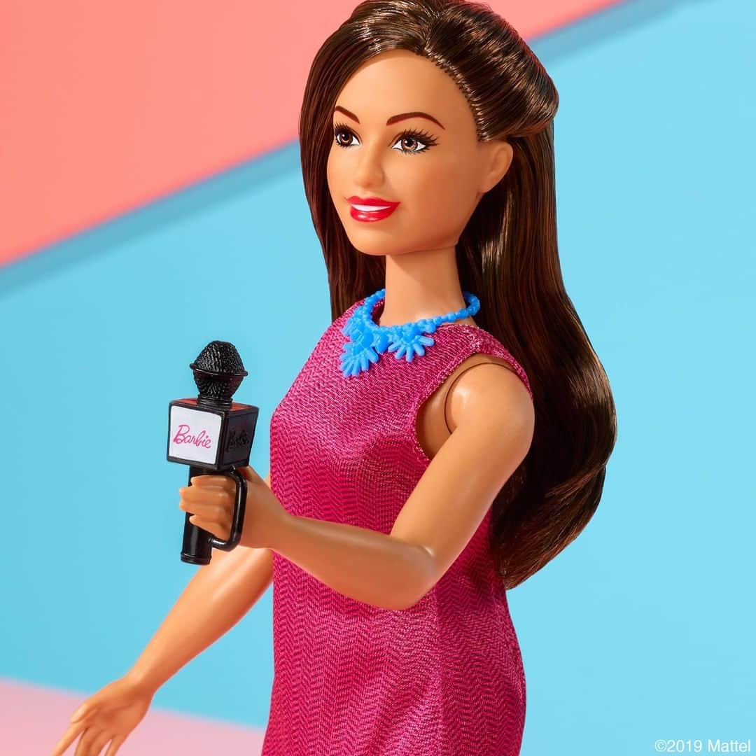 バービーさんのインスタグラム写真 - (バービーInstagram)「Reporting live from Malibu, this journalist is always the first on the scene! 🎥⁣ ⁣ Shop the #Barbie 60th Anniversary News Anchor Doll now! #Barbie60」5月22日 1時30分 - barbie
