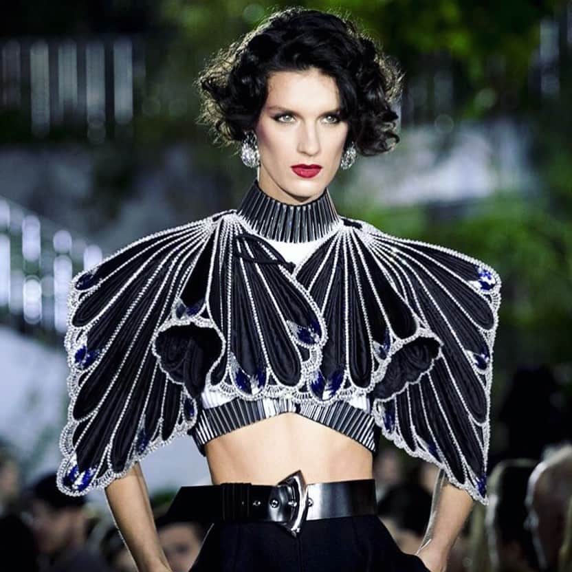 ニコラ・ジェスキエールのインスタグラム：「The American Wing 🖤 @martemei @louisvuitton #lvcruise」