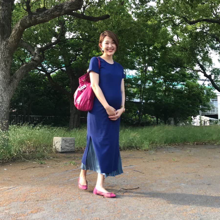 榮樹実さんのインスタグラム写真 - (榮樹実Instagram)「. そろそろワンピース以外の服が着られなくなってきました🤣 . 春夏、ブルー&グリーン系の服も多かったな💙 この日は、Tワンピにプリーツスカートを重ね着してます✨ そしてGUのピンクのメッシュパンプス、ヘビロテしすぎて毎回写真がこれ😂🙏 . .  op #aquagarage @aquagarage  skirt #trustlady  shoes #GU @gu_for_all_  bag #labagagerie @labagagerie_japon . . . 今日は昨日とは大違いの快晴🌞✨✨ お外が気持ちいいですね〜😍❣️ 朝から一仕事終えたので、午後はお外で打ち合わせしてきます✨ . .  #妊娠9ヶ月 #マタニティコーデ #マタニティライフ #妊婦コーデ #第二子妊娠中 #公園コーデ #夏コーデ #いつコ #GUコーデ #プチプラコーデ .  #ootd #coordinate #maternityfashion #maternity #instafashion #instagood #mama」5月22日 12時20分 - jumisakae
