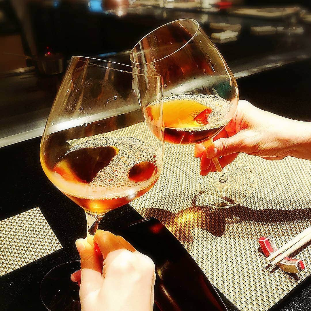 CHIKAさんのインスタグラム写真 - (CHIKAInstagram)「. お母さんとデート♡ どんなお食事にも合うブルーティーで乾杯🍷🍷 . ギフトは花より団子だから🍒佐藤錦🍒を贈りました😂❤ . #銀明翠 #鉄板焼き ここの #ガーリックライス 一番好き♡ #母の日 #感謝の気持ち #お母さんありがとう #お母さん #私もお母さん ♡」5月22日 12時22分 - chika72714