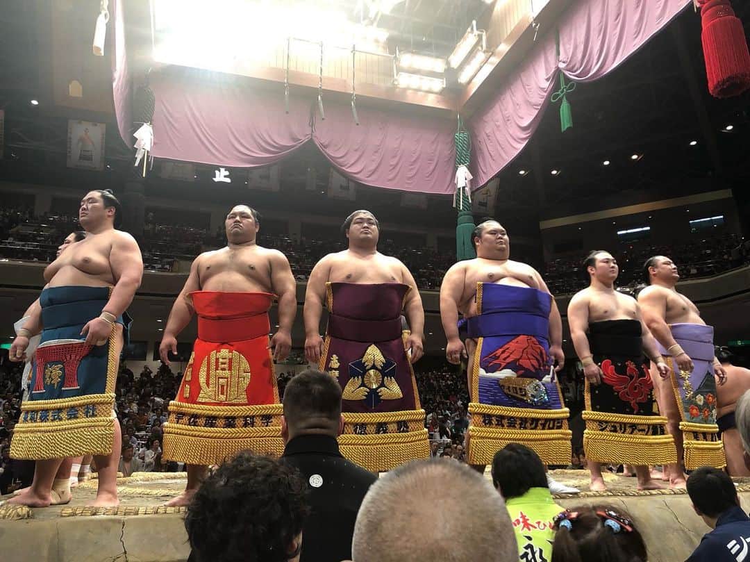 伊藤みきさんのインスタグラム写真 - (伊藤みきInstagram)「Sumo wrestling !! ずーーーーっと楽しみにしていた相撲観戦😍  力士さんたちの大迫力に、最高の取組に、もう大興奮でした。かおりちゃん @i_am_kaoriiwabuchi 本当にありがとうございました🥰🙏❤️❤️❤️❤️ 行司さんの動きや、塩の入れ替え、階段の上がり方とか、旗の動きとか、全部が新鮮で、最高に楽しい一日でした🥺❤️ 夢の国、両国国技館。 #sumo #相撲」5月22日 12時22分 - itomikiitos
