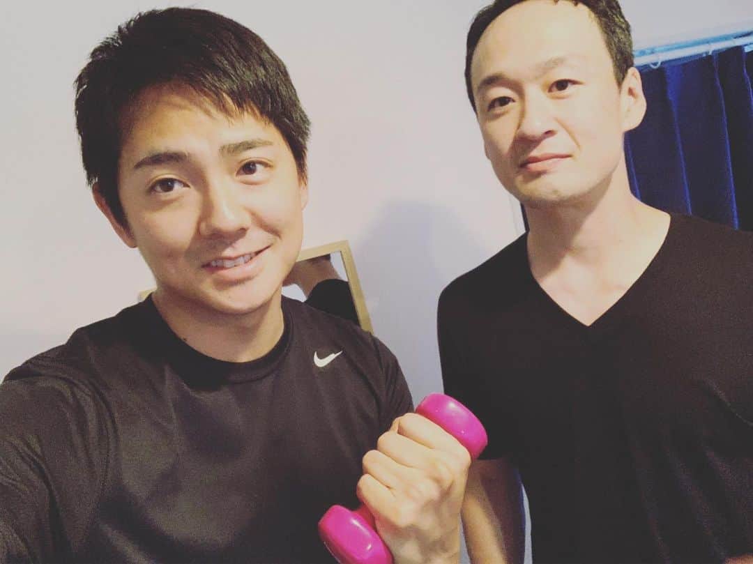 長田成哉のインスタグラム：「久々にシューサクさん@biyoukyouseikikaku_kaedeに体ボキボキにやってもらってきました。 相変わらずヒザ裏と尻のコリをほぐしてもらってる時はずっと絶叫してました。 なぜ、こんなことに。笑」
