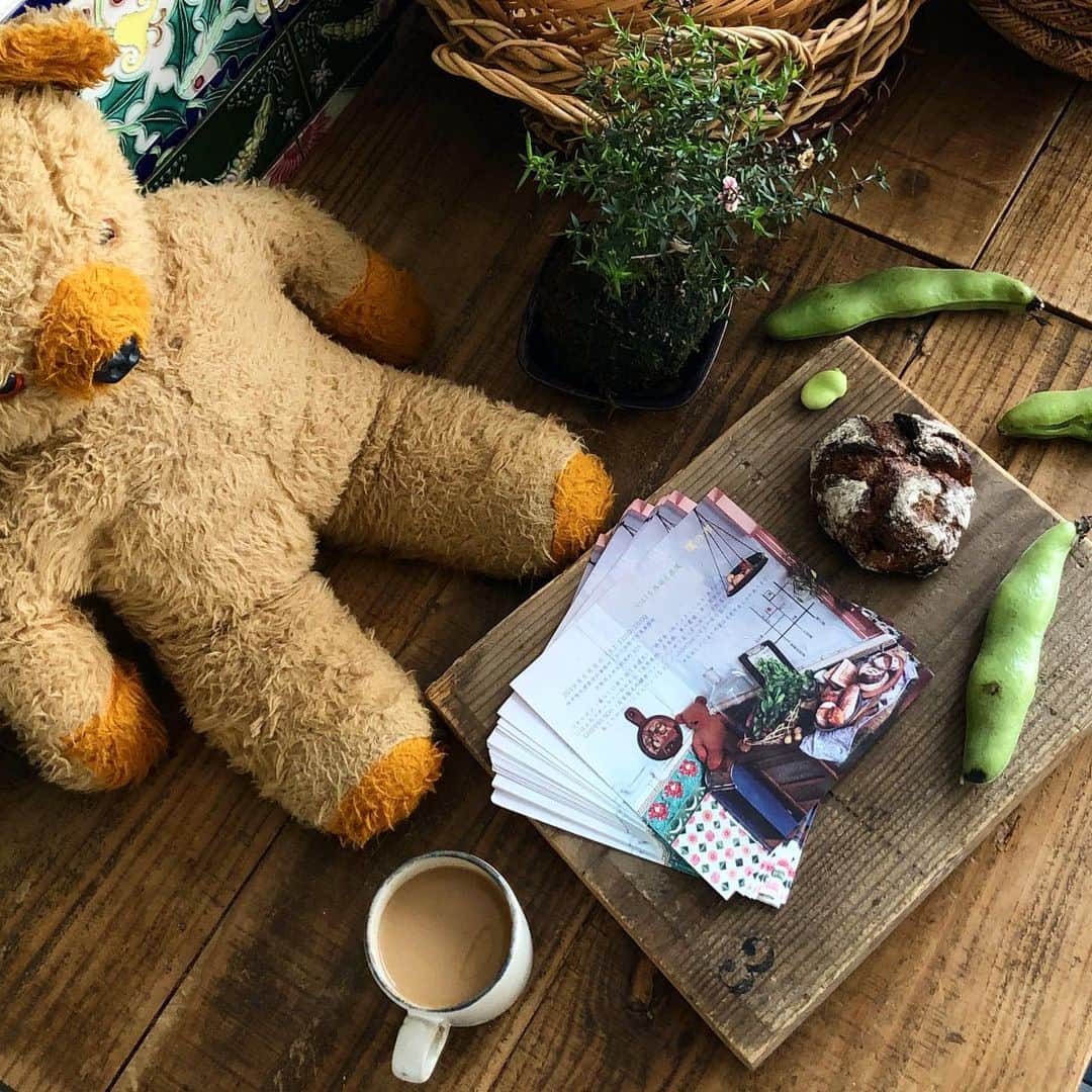 CHIPPRUSONさんのインスタグラム写真 - (CHIPPRUSONInstagram)「環の市 vol 14. 感謝と循環 ・ 6月8日（土）11:00-16:00 ・ 坂井隆夫設計事務所-石川奈都子写真事務所 ・ 京都市上京区麸屋町323 ・ ツキヒホシ（暮らしに寄り添う古道具） 桃草舎（南インドミールス） にほんちゃギャラリーおかむら（自然栽培、在来種、単一農場、単一農家の茶葉） CHIPPRUSON（自家製天然酵母パン） ベジサラ舎（オーガニック野菜） おくりや etc.（こどもパンツなど） undertree（すこやかなおやつ） ・ ・ 出店のお知らせです。ご近所さんで仲良くさせていただいている石川奈都子さんのオシャレなご自宅で、定期開催のマーケットに参加いたします。渋かわいい好みがいつも素敵な石川さんセレクトの古道具やさん、大絶賛の日本茶、お野菜、私の古い友人でもある桃草舎さんの美人料理人のmomoちゃんが作る絶品カレー（南インドスタイル🇮🇳）など、出会いたかった一品に出会える予感いっぱいのマーケットです。ぜひお出かけのご予定に加えてくださいませ。 @syana720 ・ ・ 今週末は、26日（日）の14時よりopenいたします。環の市のフライヤーもお手に取っていただけます。よろしくお願いいたします🍞🎵」5月22日 11時00分 - chiestylee