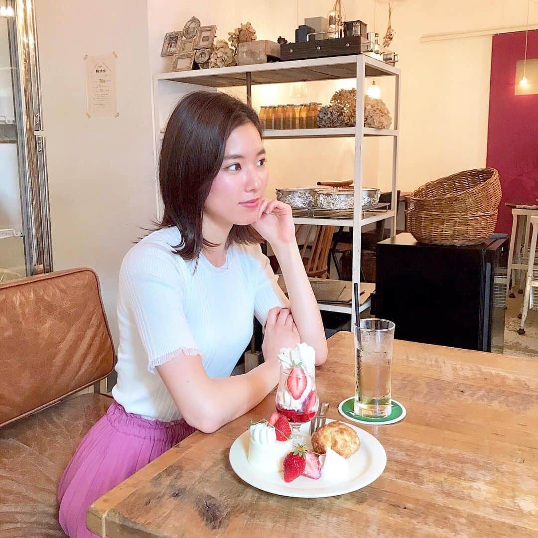 布川桃花さんのインスタグラム写真 - (布川桃花Instagram)「前に入った新宿のカフェ雰囲気よかった🍓 . 🗣cafe WALL 東京都新宿区新宿3-9-5 ゴールドビル3FB . #cafewall #momoka_gourmet」5月22日 11時03分 - momoka_fukawa